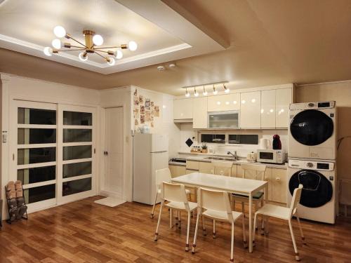 Sinjeong-dong Apartment | Ellastay Seoul Wide House Subway Station Area Family Travel Recommendation