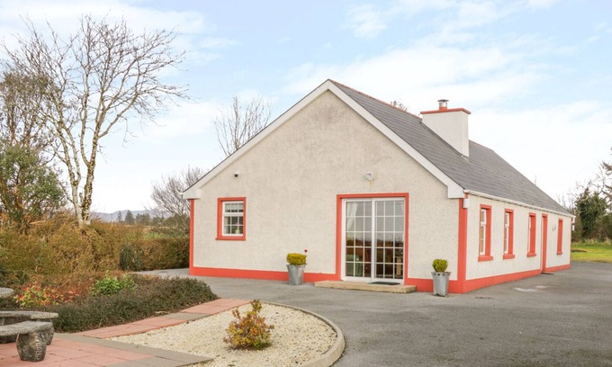 Mountcharles Cottage | ELLEN'S COTTAGE, family friendly in Mountcharles, County Donegal