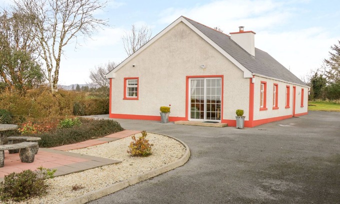 Mountcharles Cottage | ELLEN'S COTTAGE, family friendly in Mountcharles, County Donegal