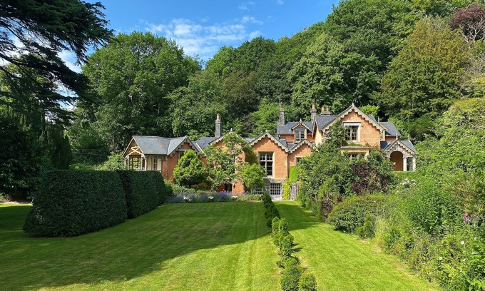 Low Newton House | Eller How House - Regency Country House with Gardens and Ornamental Lake