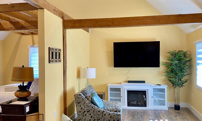 Nashville Apartment | Ellie's Loft brand new downtown Nashville, IN!