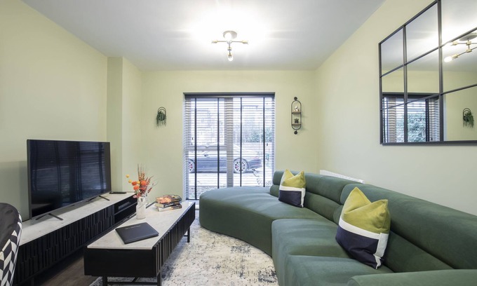 Cheltenham Apartment | Elliot Oliver - Deluxe Two Bedroom Apartment With Parking & EV Charger