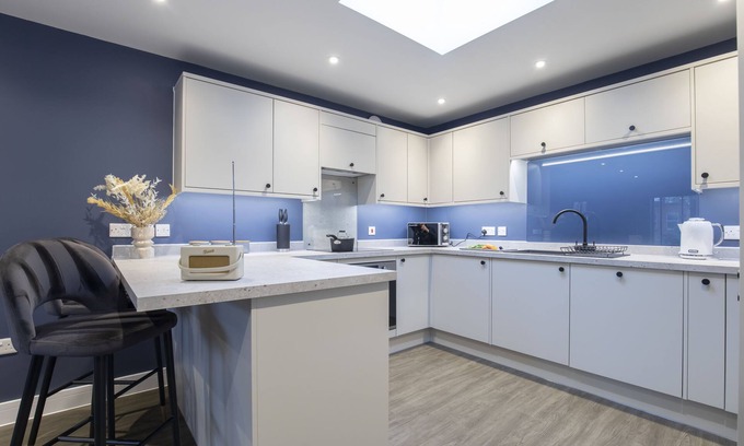 Cheltenham Apartment | Elliot Oliver - Exquisite 2 Bedroom Apartment With Garden, Parking & EV Charger