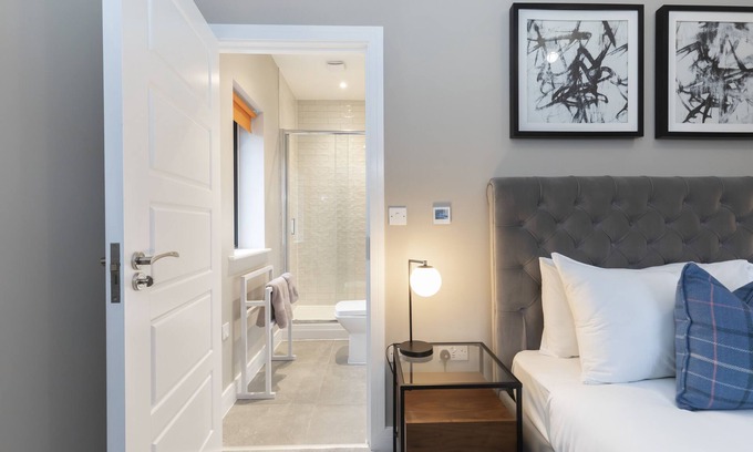 Gloucester Apartment | Elliot Oliver - Stylish Loft Style 2 Bedroom Apartment With Parking