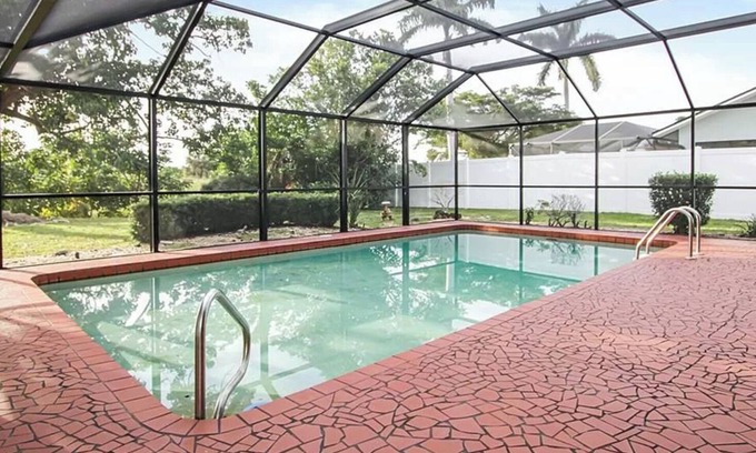 Caloosahatchee House | Ellis' Hideaway! Cozy 2-bedroom pool home with WiFi, AC in enjoyable Cape Coral
