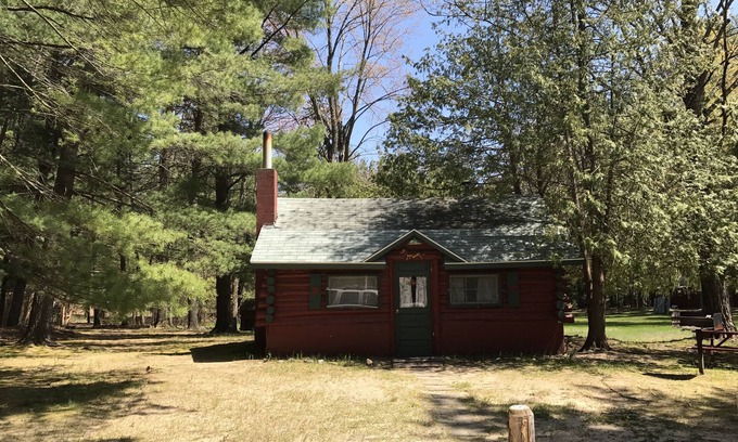 Grawn Cabin | Ellis Lake Resort - Doghouse Log Cabin-Interlochen/Traverse City