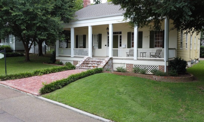 Natchez House | Elmsley Cottage charm and spaciousness in Natchez.