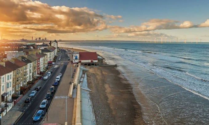 Redcar House | Elton House Central Location Sleeps 5 Free Parking Fast WiFi Smart TV