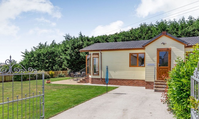 Bishops Nympton Cottage | ELWORTHY LODGE, pet friendly, with a garden in South Molton