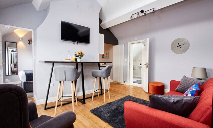 Castle Donington Apartment | EMA Apt. Spacious & Stylish, Health Club Access
