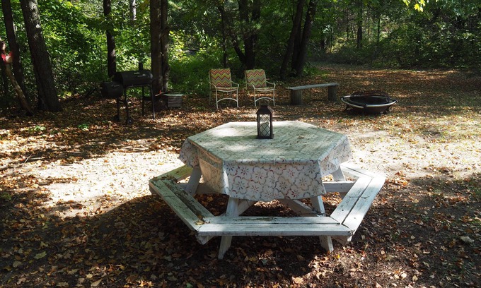 Lake Ann Apartment | Emanuel - CUTE UPSTAIRS APARTMENT WITH AIR CONDITIONING! GREAT LOCATION!