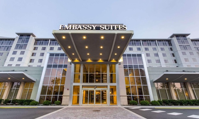 Elizabeth Hotel | Embassy Suites Newark Airport