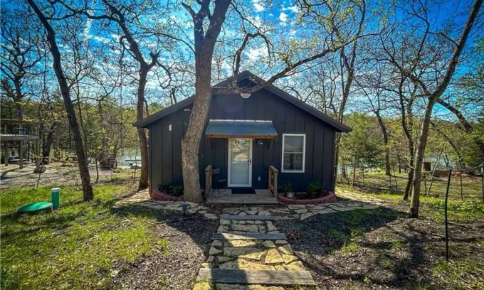 La Cygne Cabin | Ember Lake Retreat LakeFront Getaway LaCygne