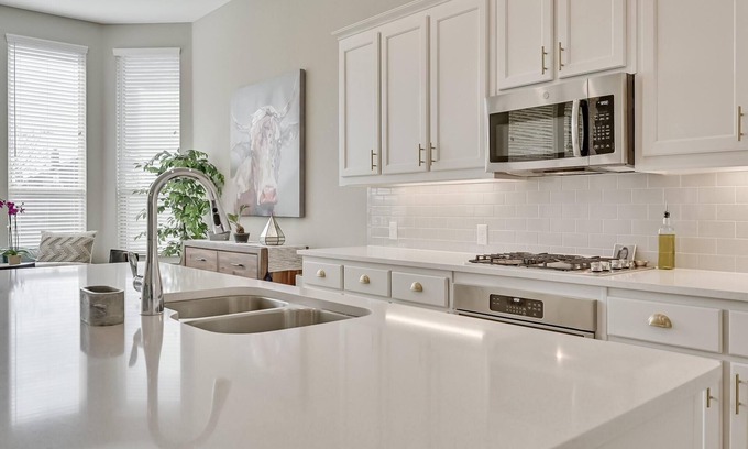 Argyle House | Embrace Argyle's Allure: Your Dream Getaway in an Unbeatable Neighborhood!