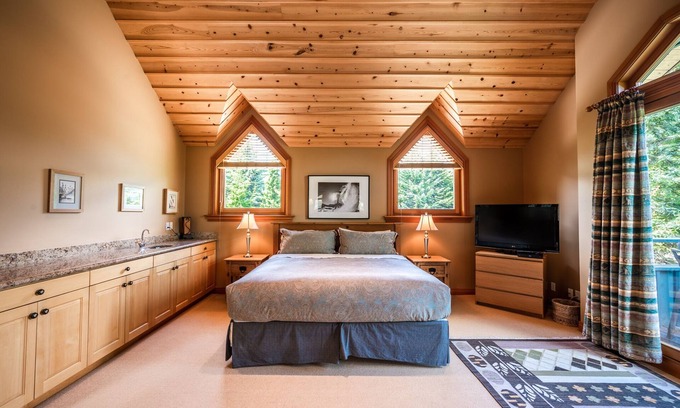 Nicklaus North Ski Chalet | ❄︎Emerald Chalet❄︎ 5 BR Chalet with Hot Tub & BBQ, First Hole of Golf Course