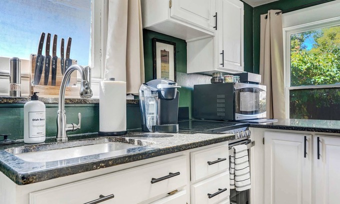Central Colorado Springs House | Emerald Cottage! Charming Private Downtown Retreat