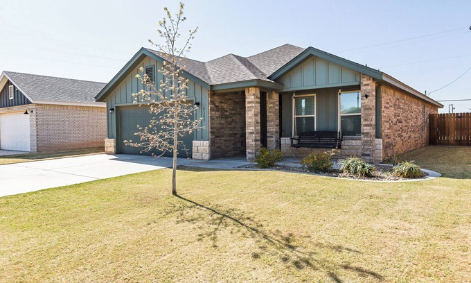 Lubbock House | Emerald Escape: 3 bed w/hot tub