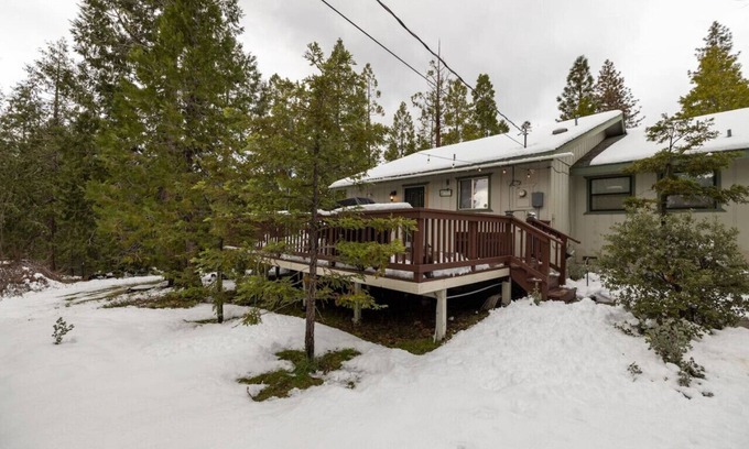 Oakhurst Cabin | Emerald Escape with Hot tub Game Room and Arcade