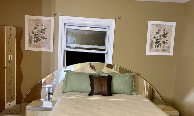 Copiague House | Emerald glam room
