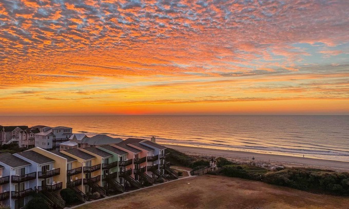 Emerald Isle Condo | Emerald Isle Condo w/Direct Access to Ocean!