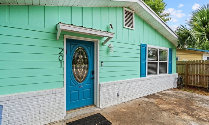 El Centro Beach House | Emerald Revival, 3-bedroom house near Pier Park & the White Sandy beaches!