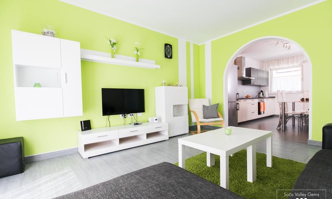 Volarje House | Emerald SOCA Apartment