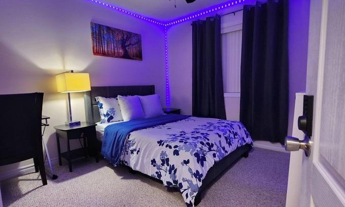 London House | Emerald Staycation Suite:Shared washroom (2-1), Street Parking at Owners risk