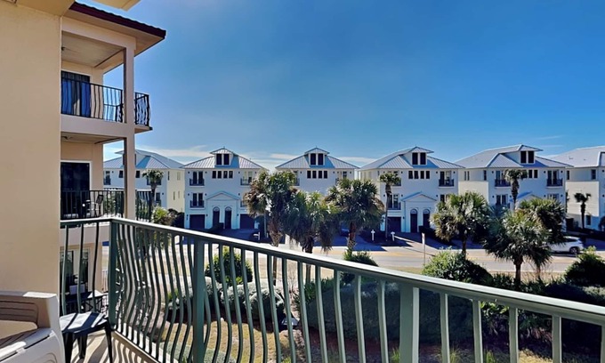 Frangista Beach Condo | Emerald Waters Vacation Condo - Short Walk to Beach - Community Pool & Hot Tub!