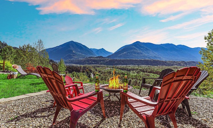 Cultus Lake House | EmeraldRidge Retreat - Firepit | BBQ | AmazingView | 1G Fast WiFi |Pet-Friendly