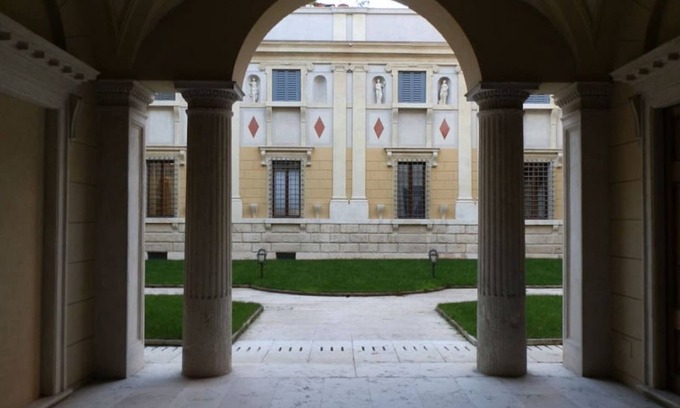 Citta Antica Apartment | Emilei- VERONA JOURNEYS WITH BALCONY AND PARKING