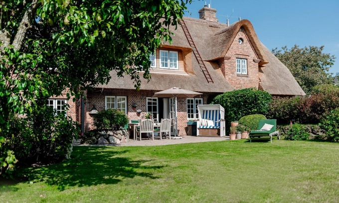 Großmorsum House | "Emily's Garden" is an enchanting house under thatch near the Wadden Sea.