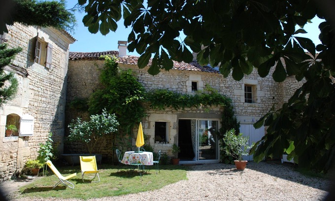 Gemozac House | Emma's Cottage cottage quiet in the vineyards 3km from the town. Near Royan
