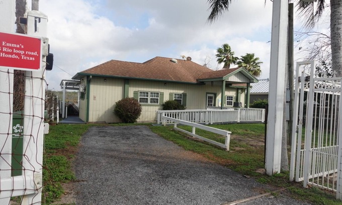 Arroyo City Cabin | EMMA’S COTTAGE; WATERFRONT FISHING PIER