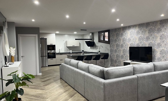 Mombeltran House | En el Centro del Pueblo. Esta Decorada en Estilo Moderno y es Totalmente Nueva