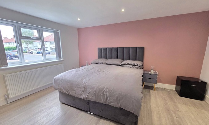 Watford House | En suite, double bed in Watford
