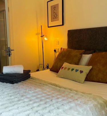 Park Royal Hotel | En-suite Double Room Park Royal with off-site Gym Access
