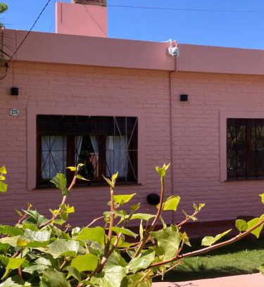Chascomus House | Encantadora y espaciosa casa a dos cuadras de la Laguna, con pileta y parque