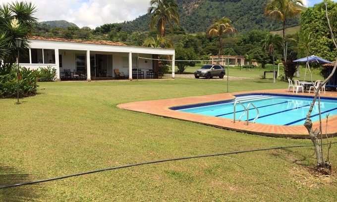 Tarso Cottage | Encantadora y Mágica Finca en Tarso Para 16 Personas