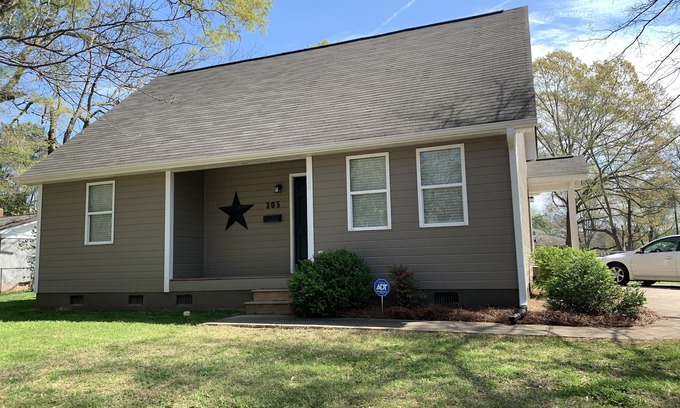Monroe House | Encanto! A cheerful 2-bedroom first floor home.