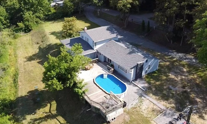 Camptown House | Encanto at Laceyville - Fire pit - apple picking and pumpkins