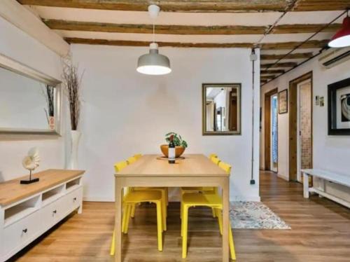 El Raval Apartment | Encanto en Las Ramblas, Espacio perfecto para 9