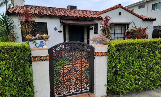 Mid City House | Encanto! Enchanted 3 bedroom private home near LACMA. BBQ, Backyard, Video Games