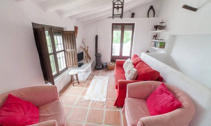 Villanueva del Trabuco Cottage | Encanto Rústico Entre Olivos y con Vistas a Las Montañas en el Sur de Andalucía