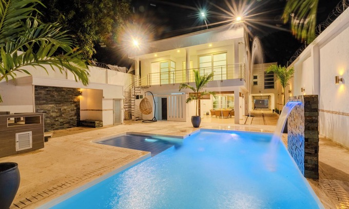 Manga House | Encanto Mansion: 6 Bedroom Luxury Stay Near Walled City