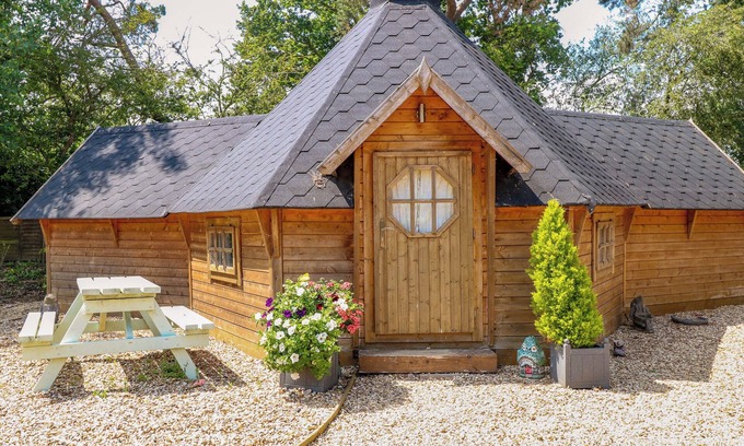 Ringstead Cottage | ENCHANTED COTTAGE, family friendly, with a garden in Snettisham