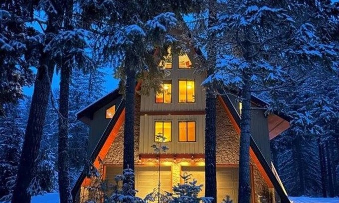 Easton Cabin | Enchanted River A-Frame, a secluded retreat with game room, hot tub & yard games
