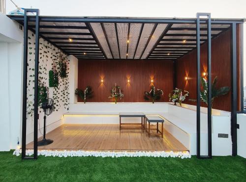Kalkaji House | ENCHANTED THE ROOF REKHA, with private trace garden