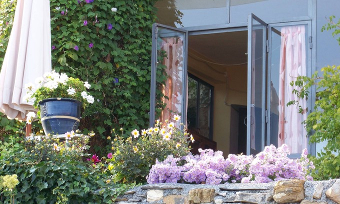 Villa Talla Apartment | Enchanting apartment with sea views and garden, wifi