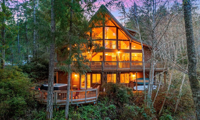 Shelton Cabin | Enchanting Lindal Waterfront Cabin