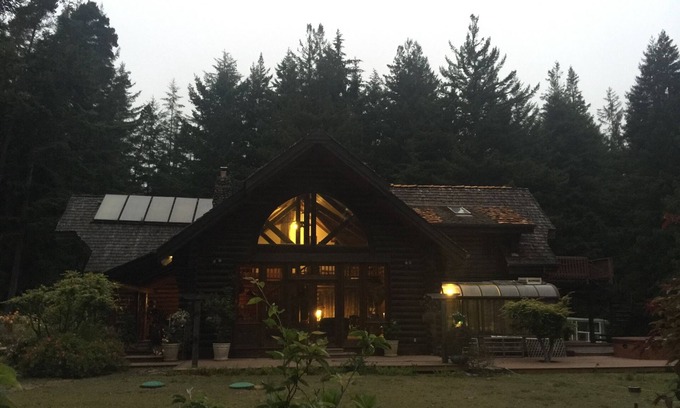 Crescent City Cabin | Enchanting lodge with WiFi in Crescent City